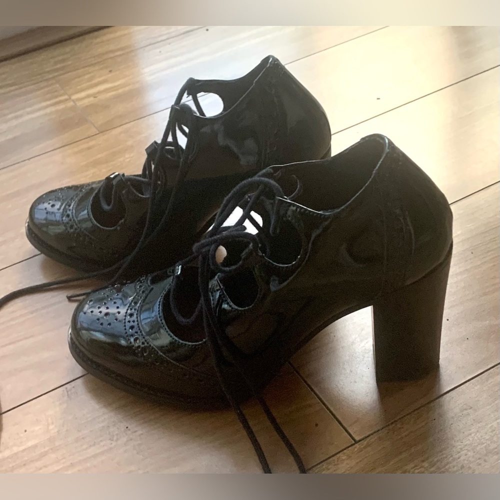 Black varnish leather shoes, size 36 France, made in Spain.